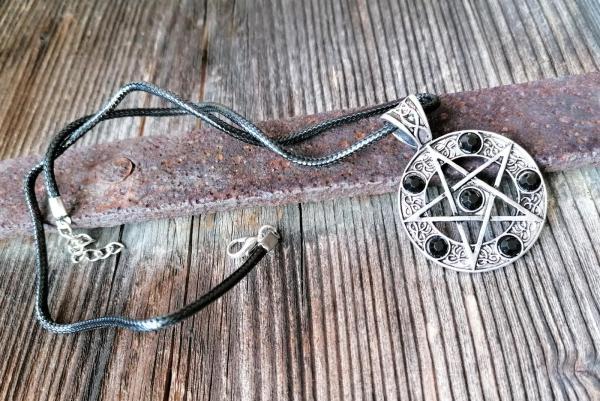 Anhänger Pentagramm mit schwarzen Steinen